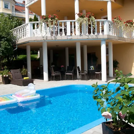 Madar Vendeghaz 公寓式酒店 4*