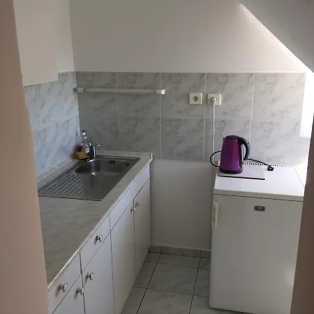 Madar Vendeghaz 公寓式酒店 4*