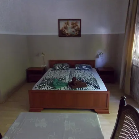 Madar Vendeghaz 公寓式酒店 4*