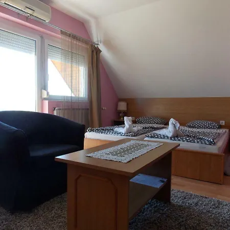 Madar Vendeghaz 公寓式酒店 4*